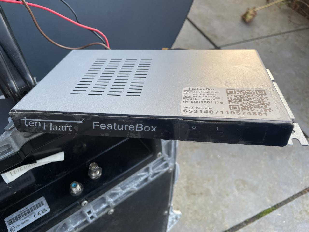 OYSTER schotel antenne met een TEN HAAFT featurebox