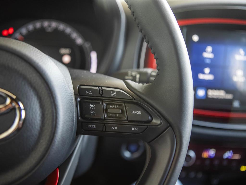 Toyota Aygo x 1.0 vvt-i mt 72pk premium | trekhaak | jbl sound system | app