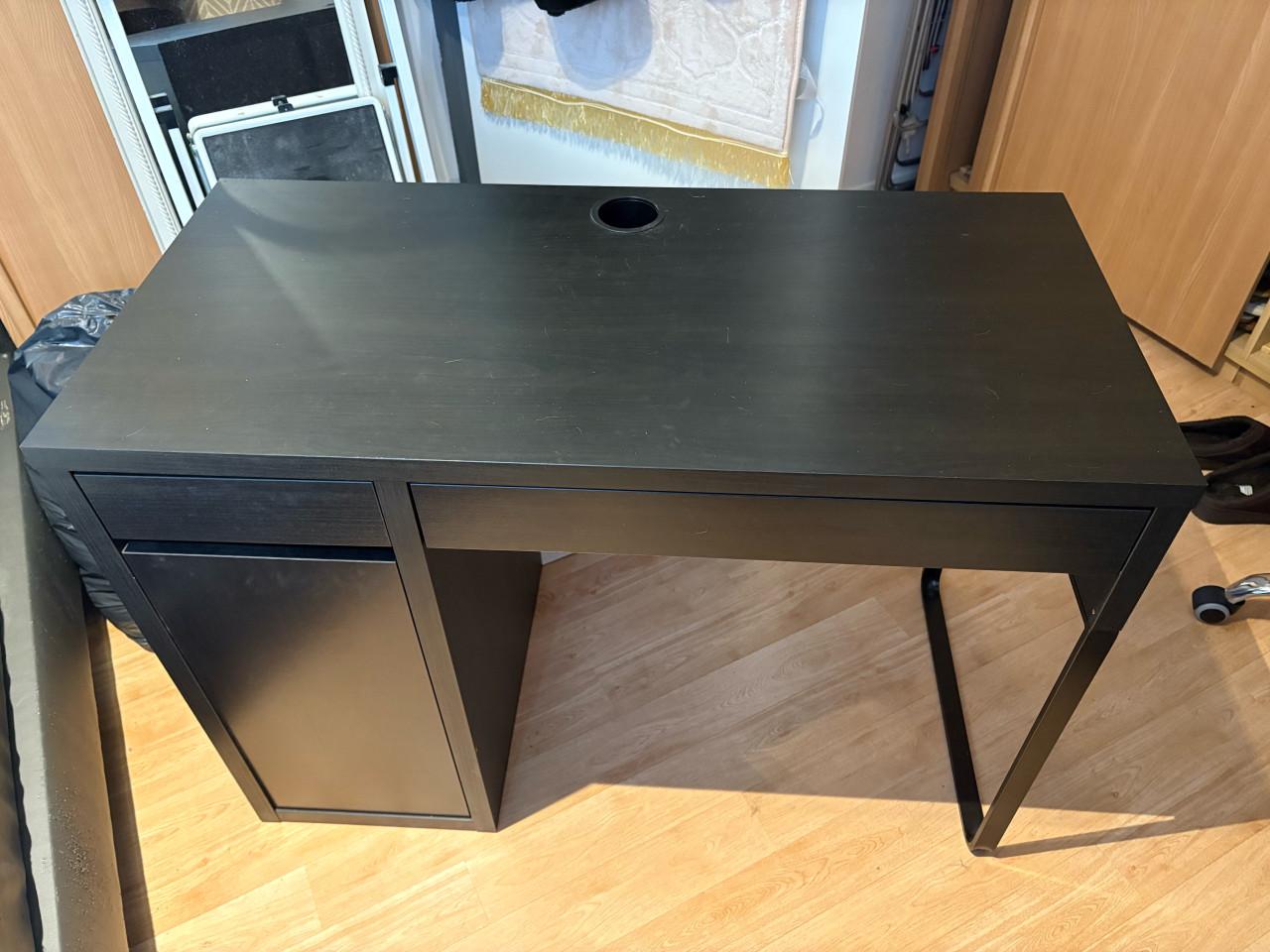 Zwart bureau met lades en kast