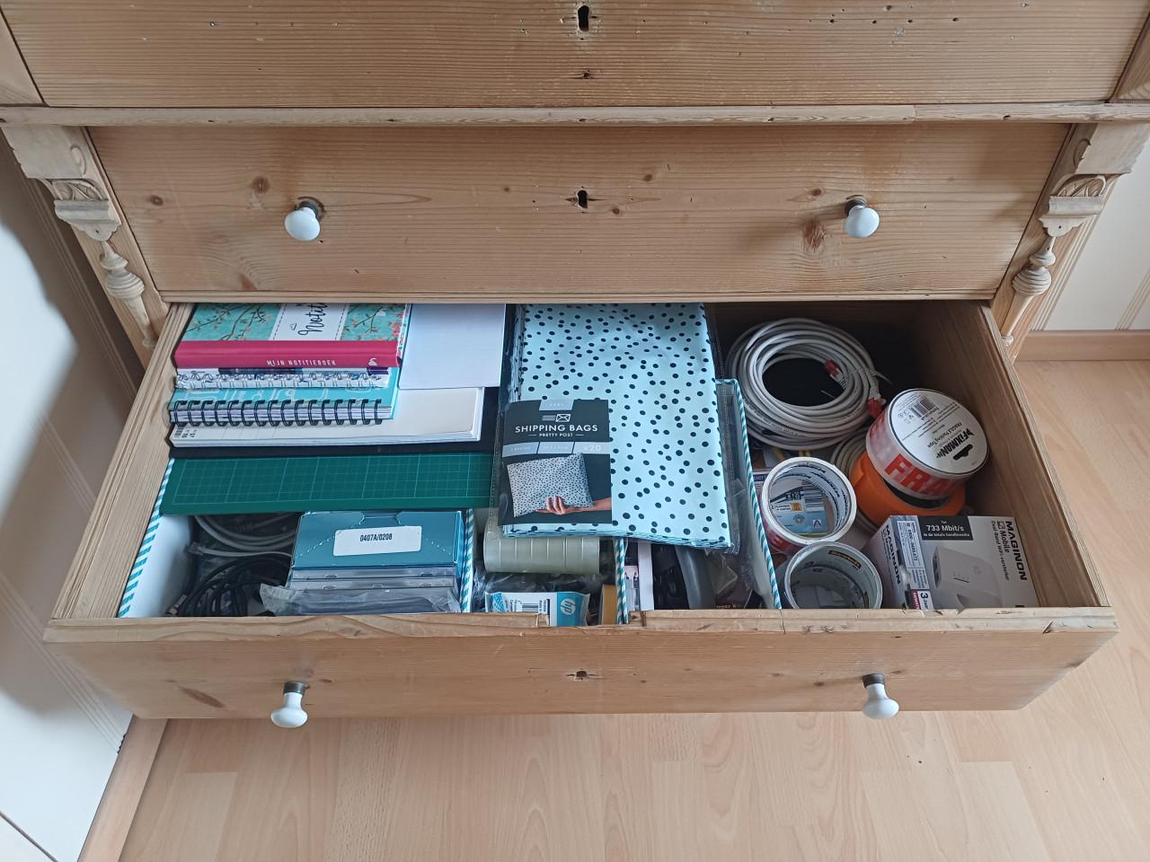 Antieke GRENEN LADEKAST met 4 laden met veel opbergruimte !