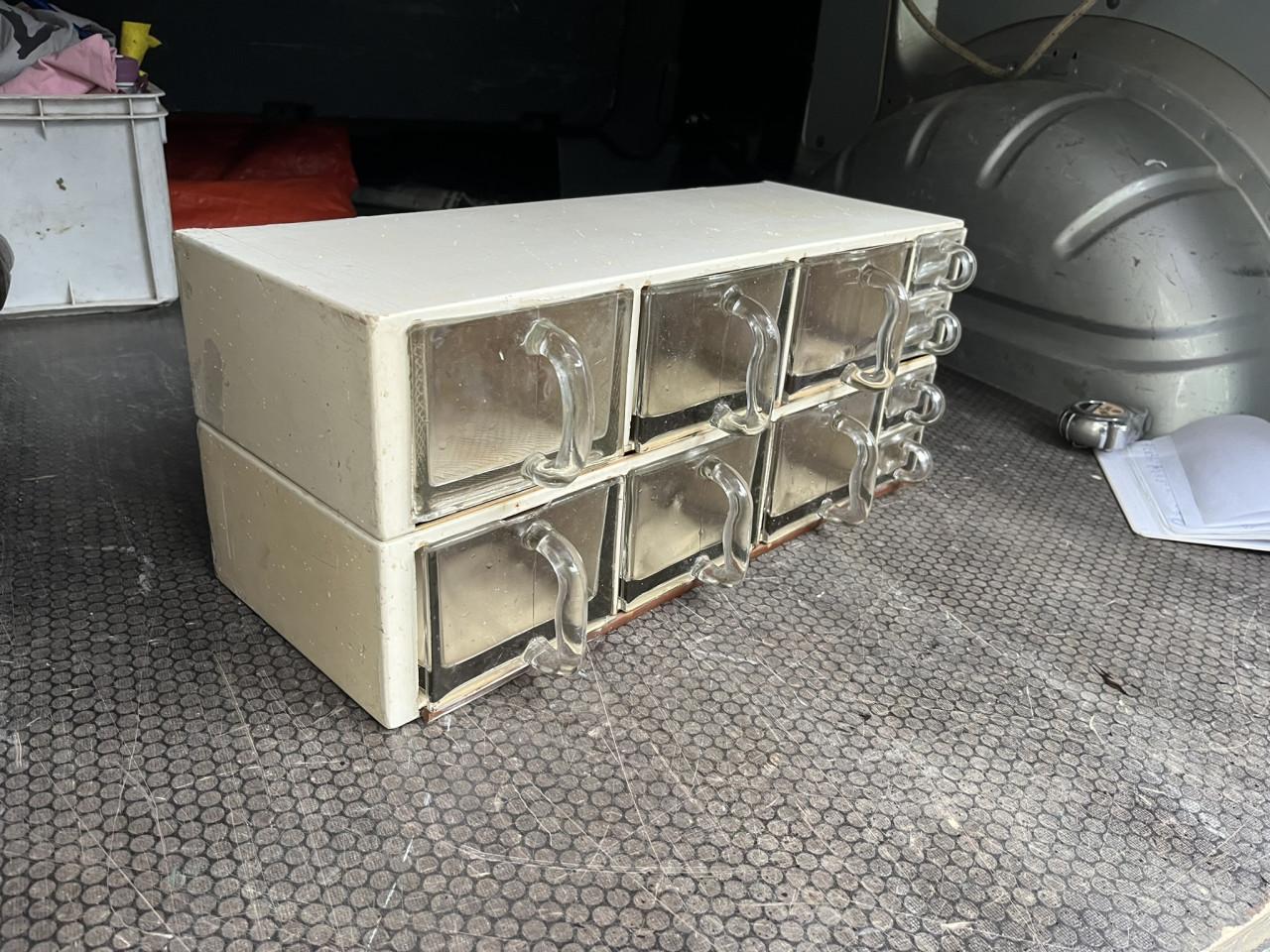 Kruidenkastje met glazen bakjes