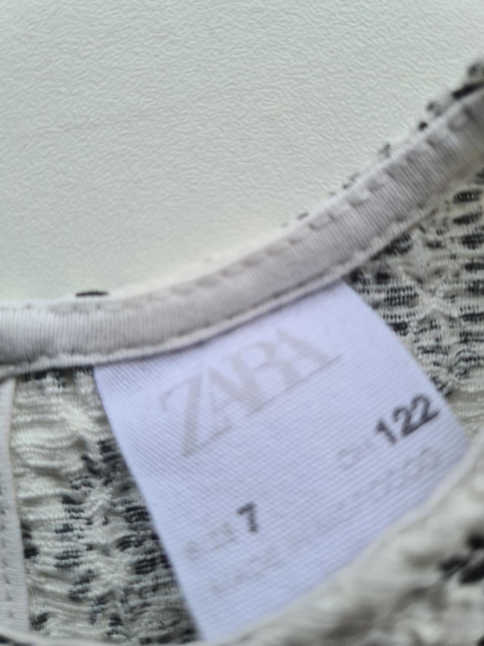 Ecru, wit met zwarte wijde jurk van Zara Maat 122