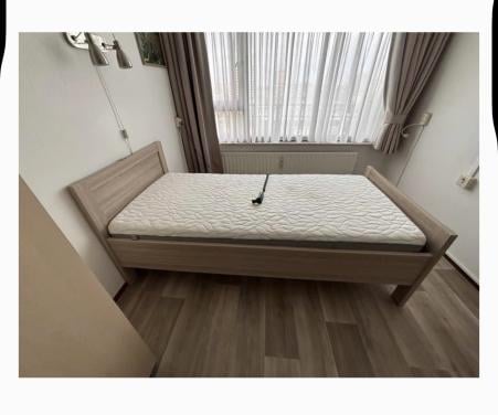 Seniorenbed met elektrisch verstelbaar hoofd en voeteinde 200x90 cm.