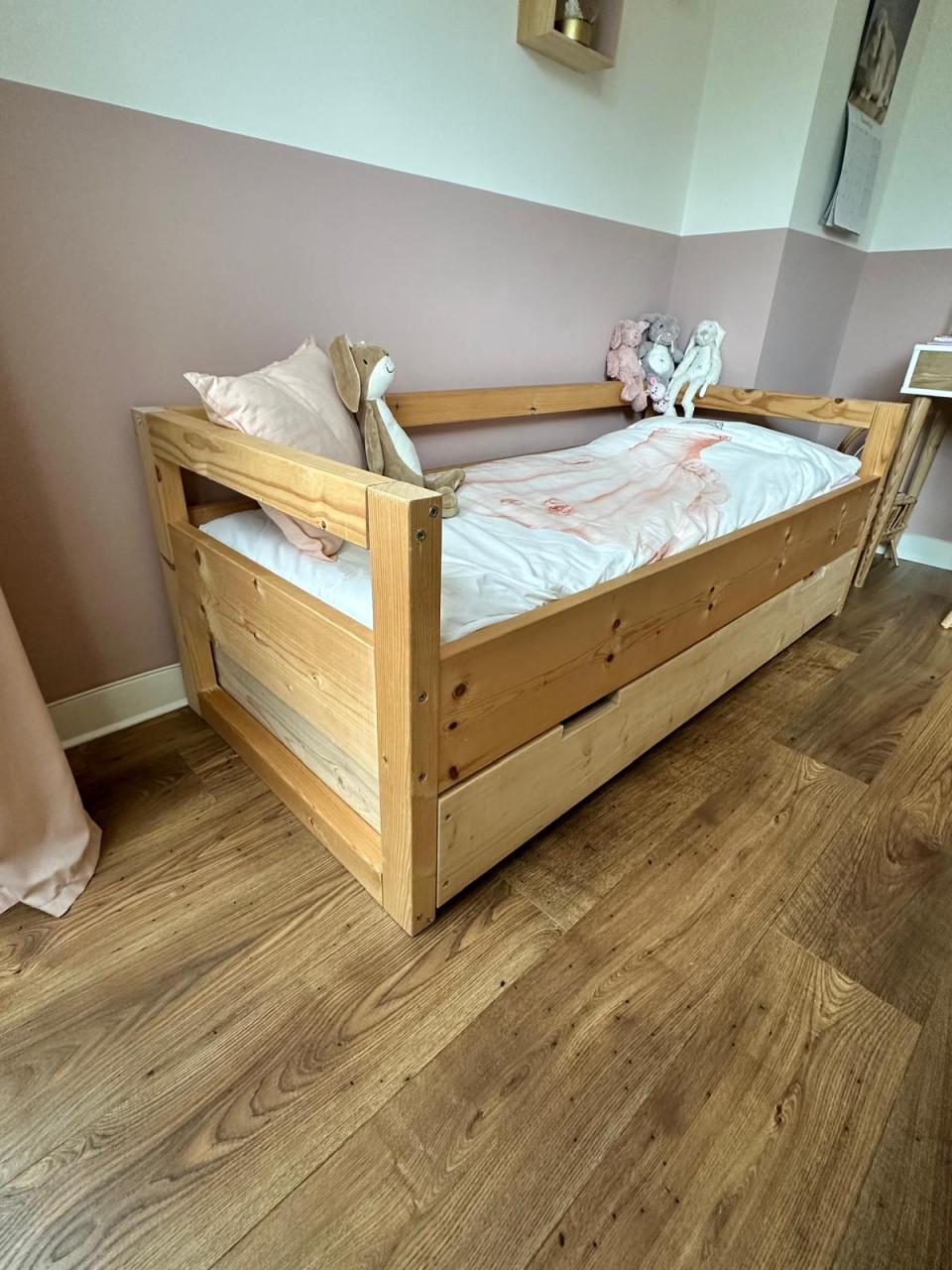 Junior bed met onderschuiflade en uitvalplankje