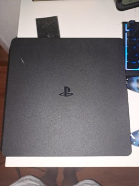 Playstation 4, controller en evt monitor erbij.