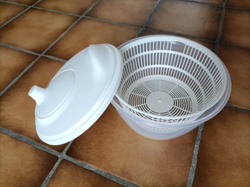Witte slacentrifuge van Ikea. Voor € 3,- op te halen in Zierikzee.