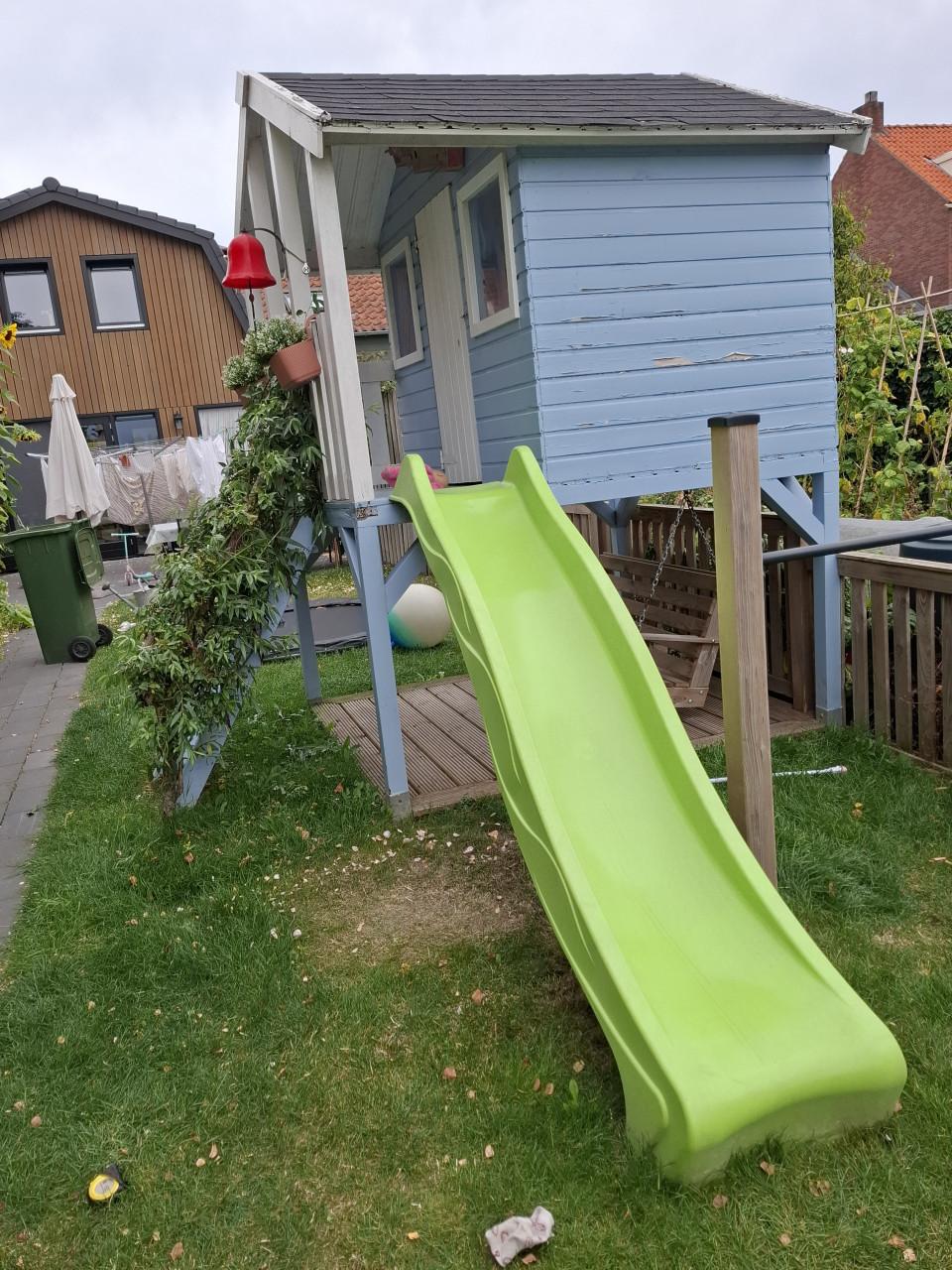 Houten speelhuisje met glijbaan (zonder schommelbank)