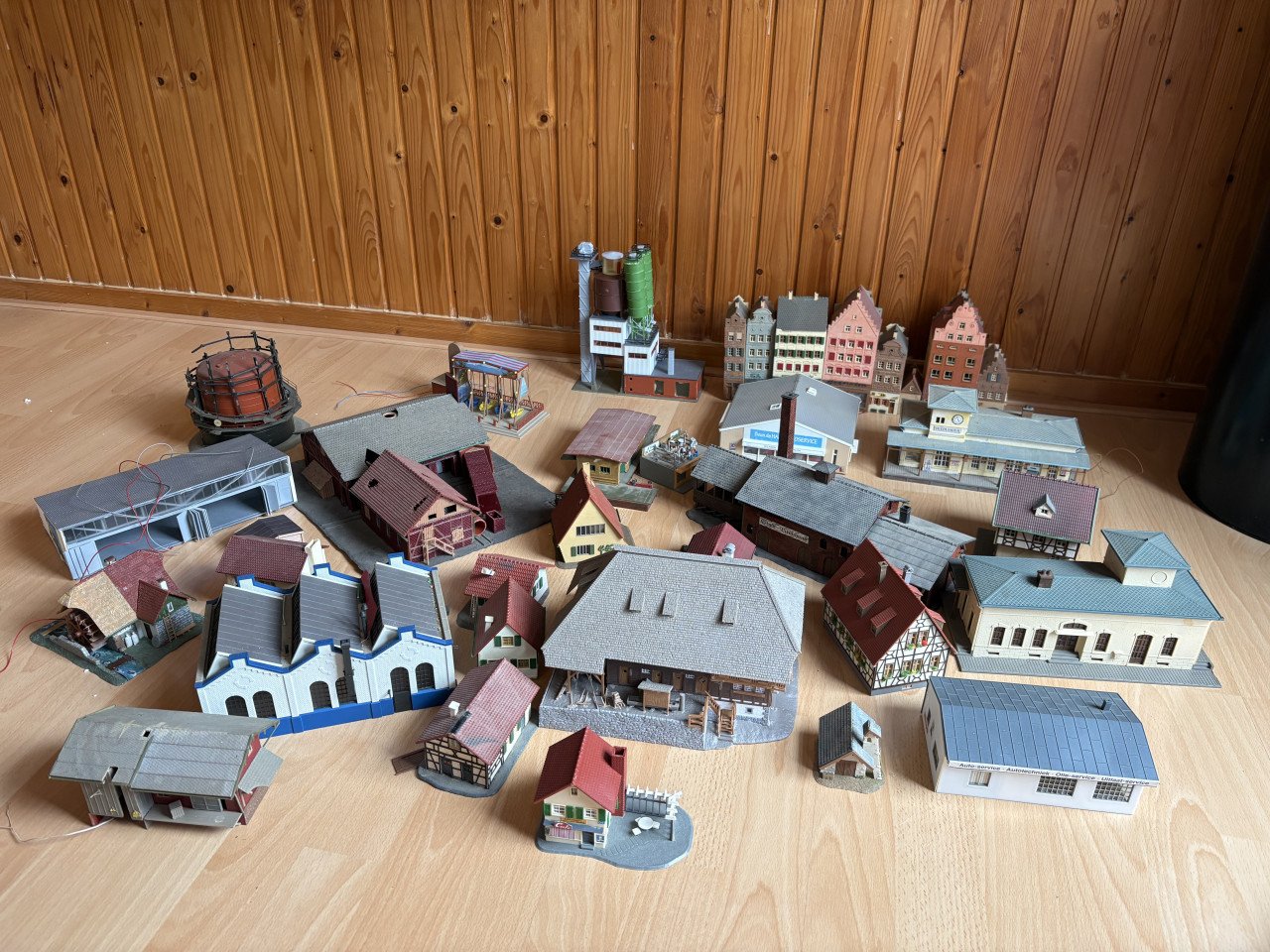 Grote set huisjes voor de modelspoorbaan. Set groen