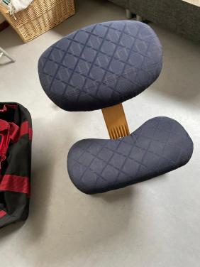 Gratis aangeboden balansstoel waarvan de zitting los is