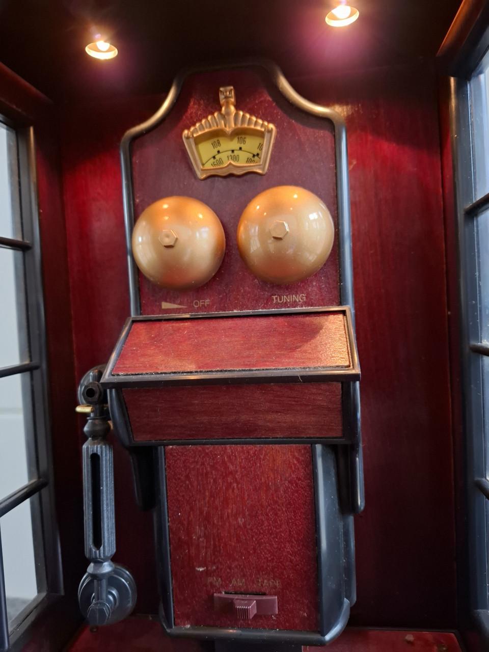 Zeer apart: radio in de vorm een oude telefooncel