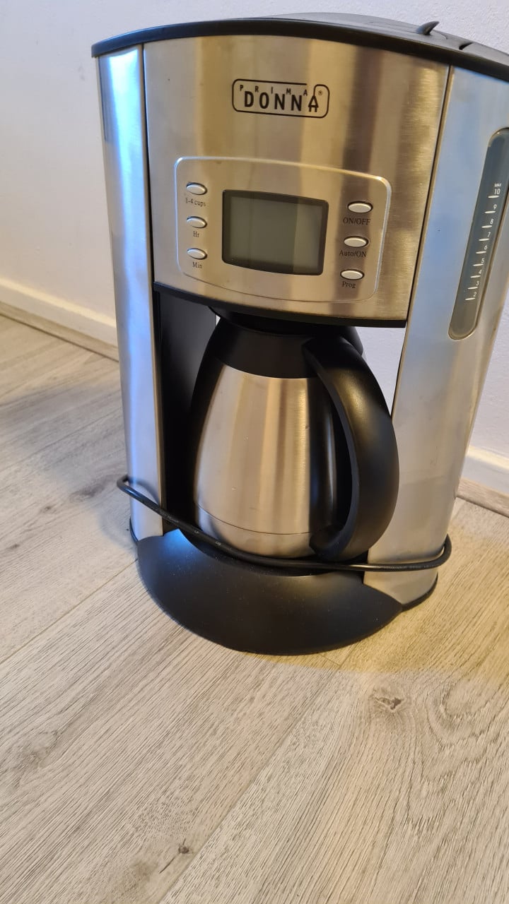 Goed werkend digitaal koffiezetapparaat met thermos