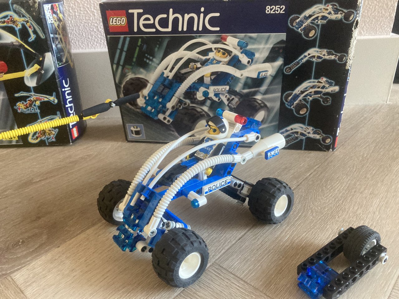 3 Lego technic sets met doos en met boekjes