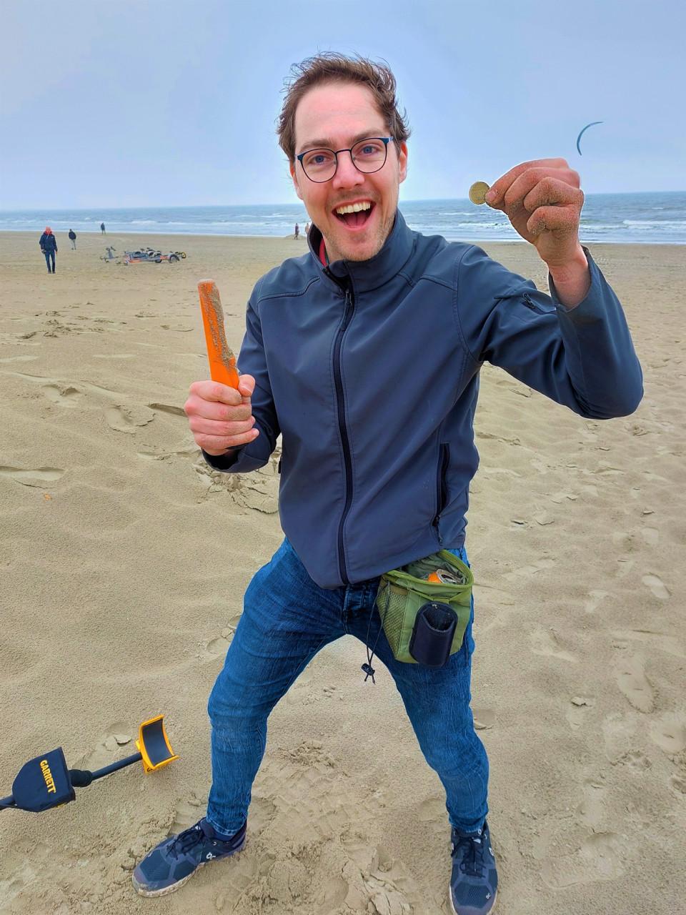 Metaaldetector activiteiten op strand