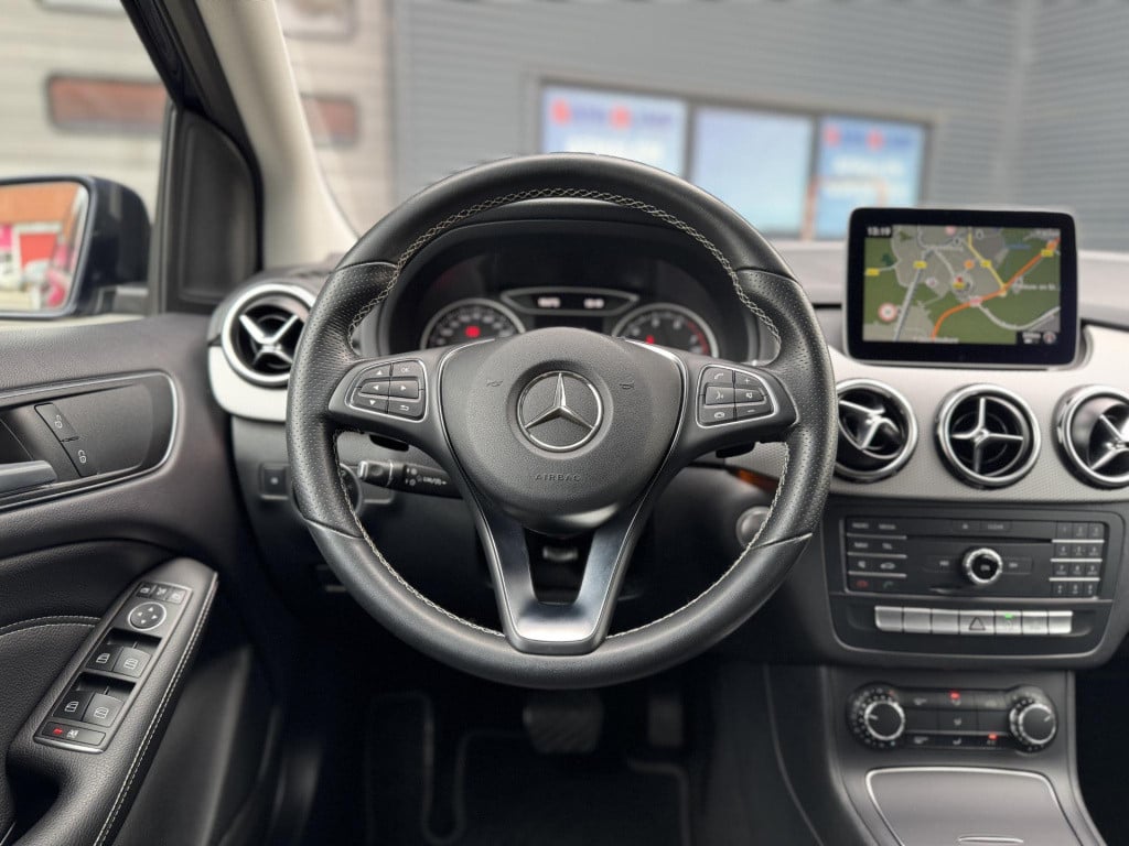 Mercedes-Benz B-Klasse 200 ambition automaat, nl-auto trekhaak uitklapbaar!