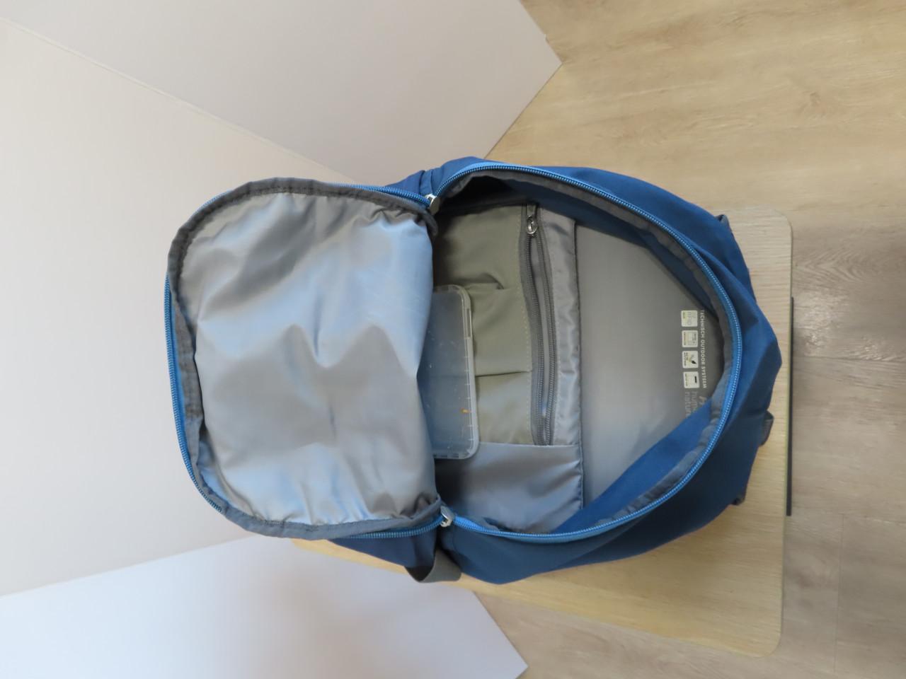 Rugzak Blanes 20 liter €.25,00 Kleur: Blauw afmetingen: 25 x 16 x 46 cm