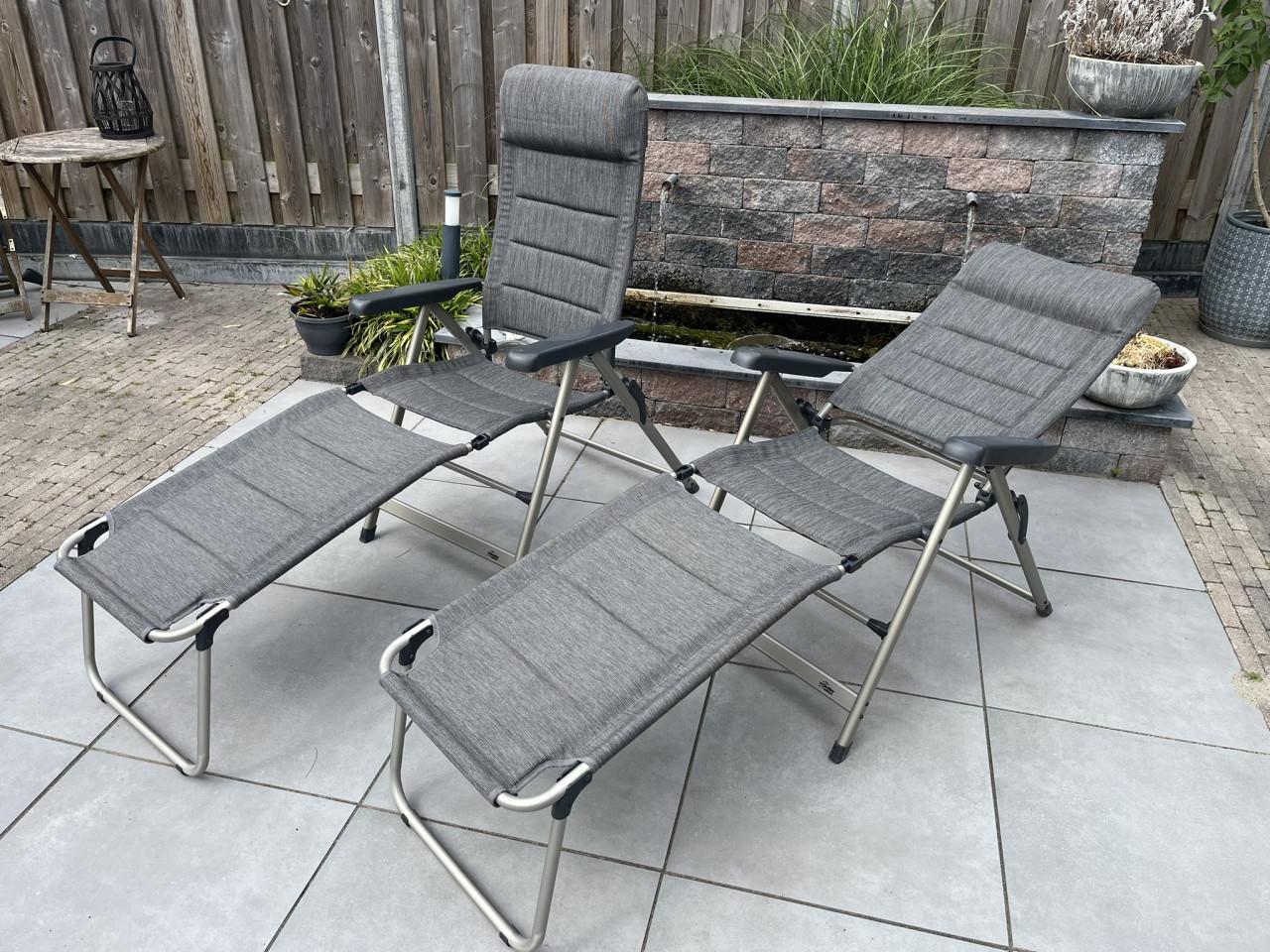 2 Campingstoelen met voetenbank