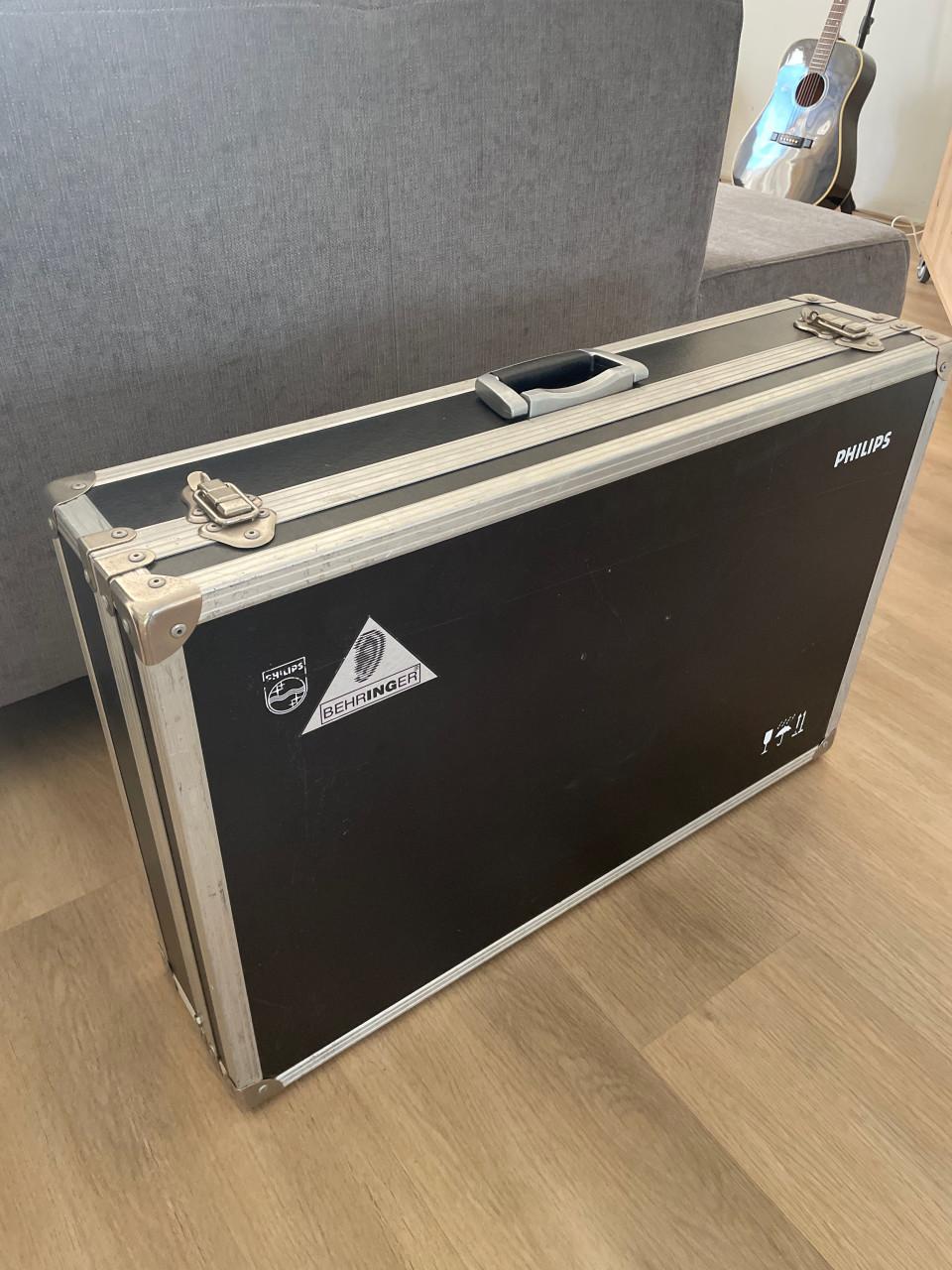 Behringer Eurodesk SX2442FX Mengpaneel + Stevige Flightcase!