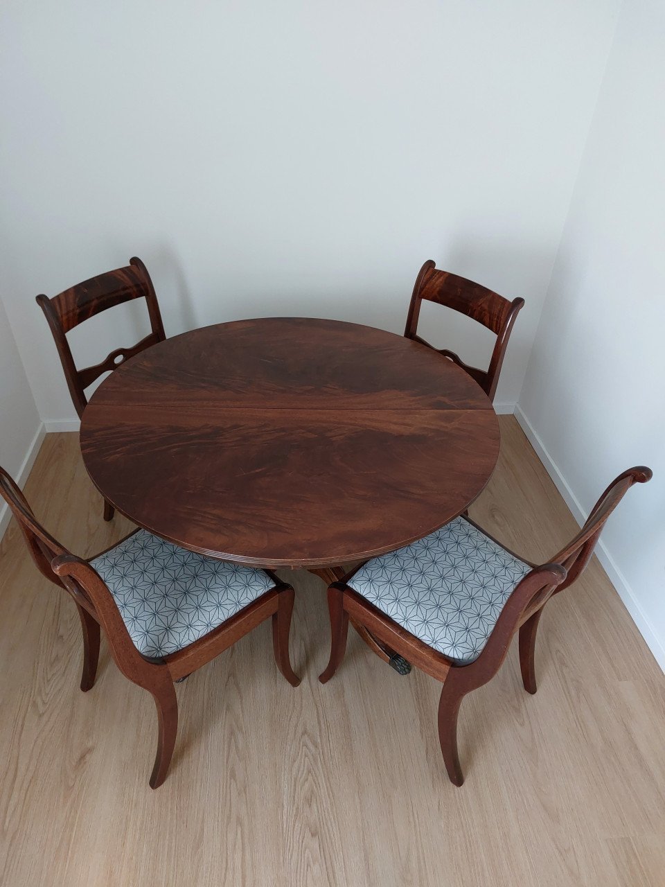 Eetkamer tafel incl. 4 stoelen