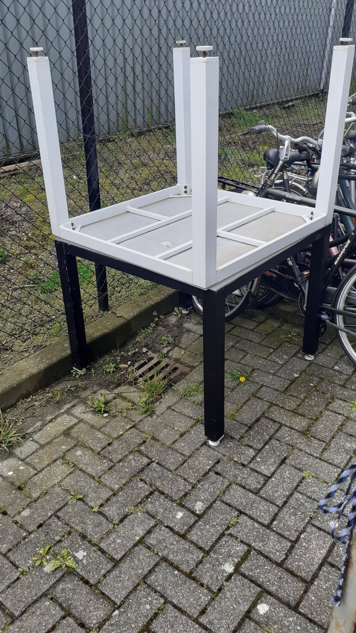 Tafels 90 x 90 cm witte & zwarte dik ALLUMINIUM.! Black & White Design.!