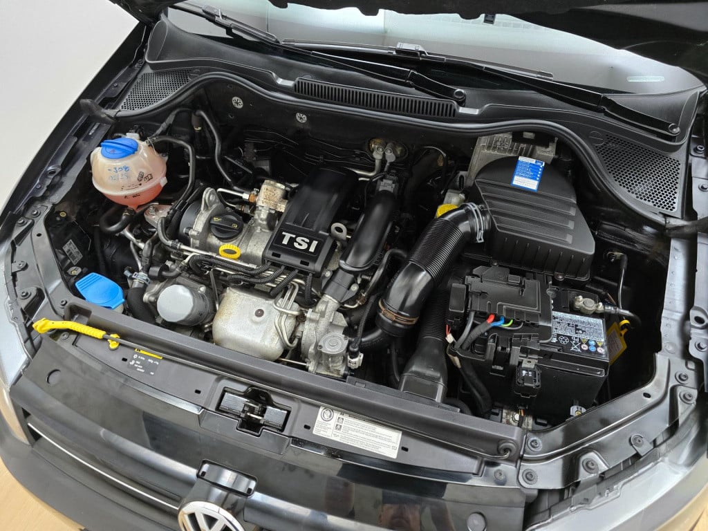 Volkswagen Polo occasion 1.2 tsi in zwart met cruisecontrol en sportieve lo
