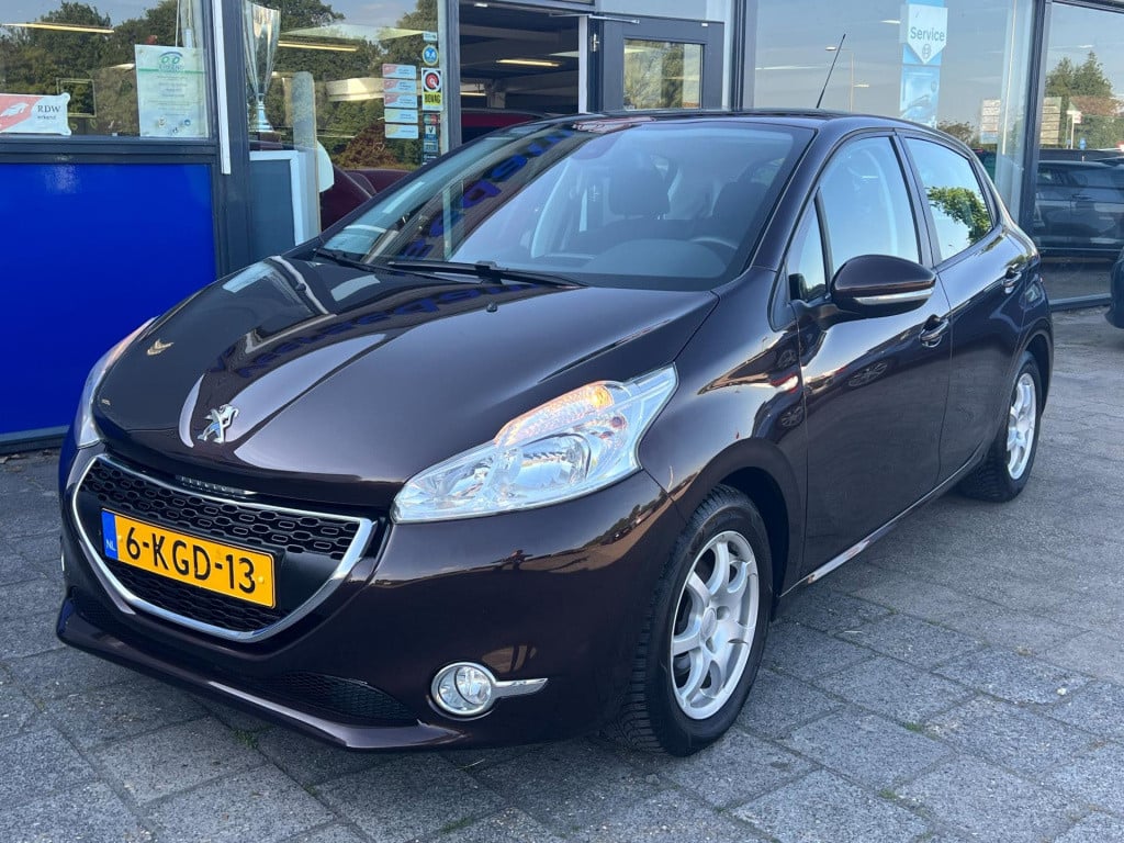 Peugeot 208 1.2 vti envy, navi, trekhaak enz...