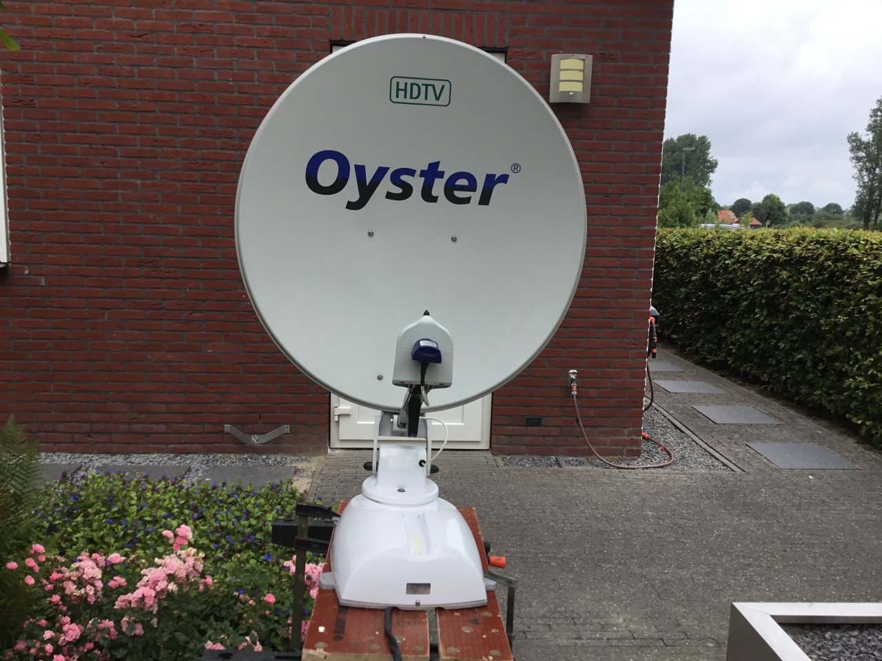 Oyster 85cm volautomatische satelietschotel