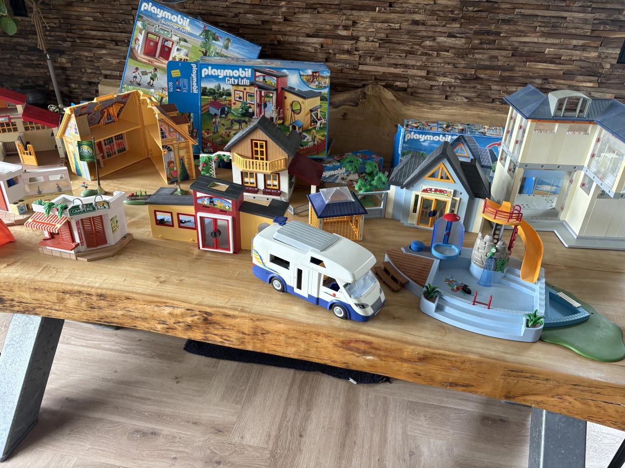 Grote collectie Playmobil, groot ziekenhuis, paardenmanege en meer