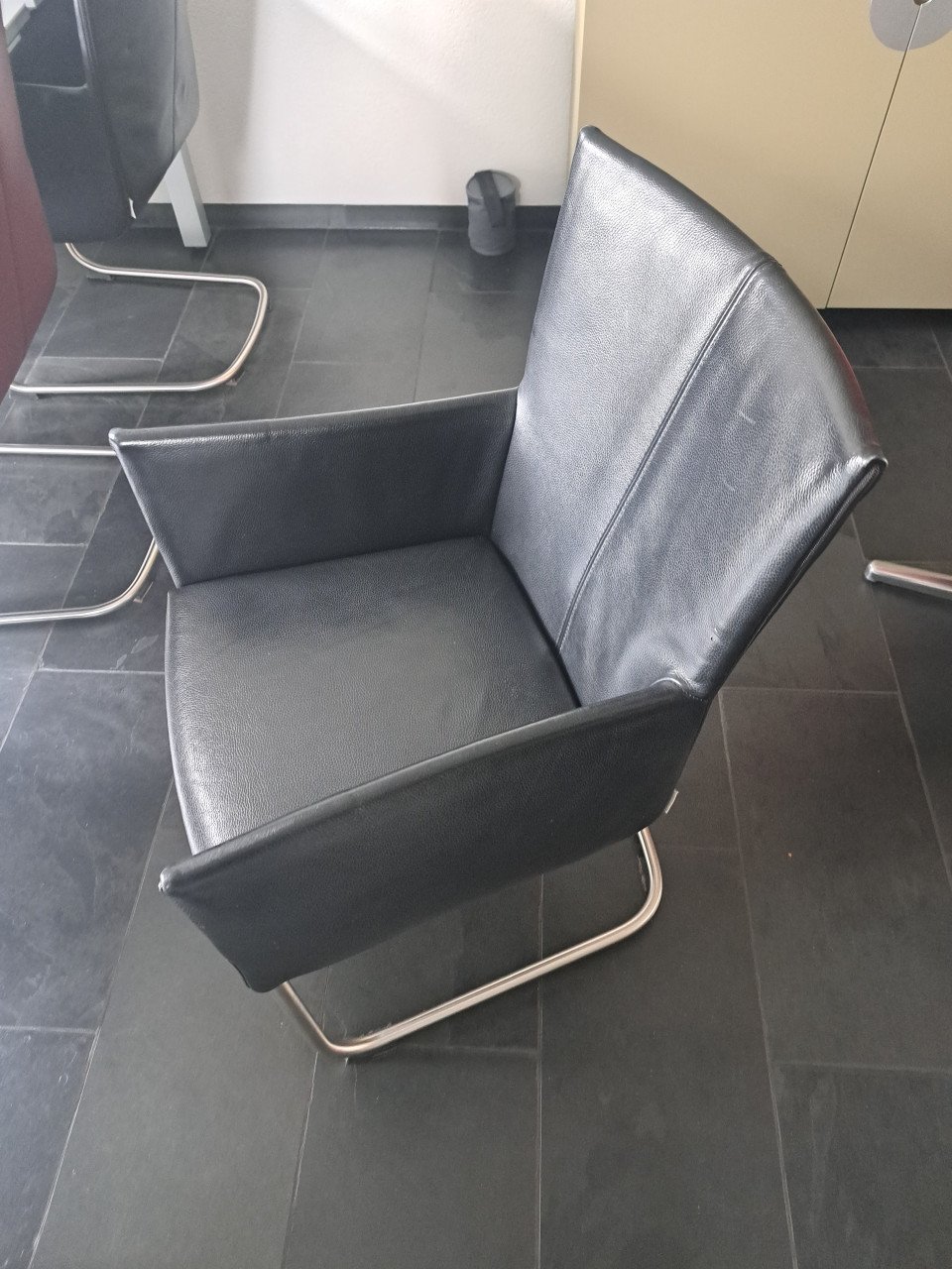 Te koop: Leolux eettafel met 6 lederen stoelen
