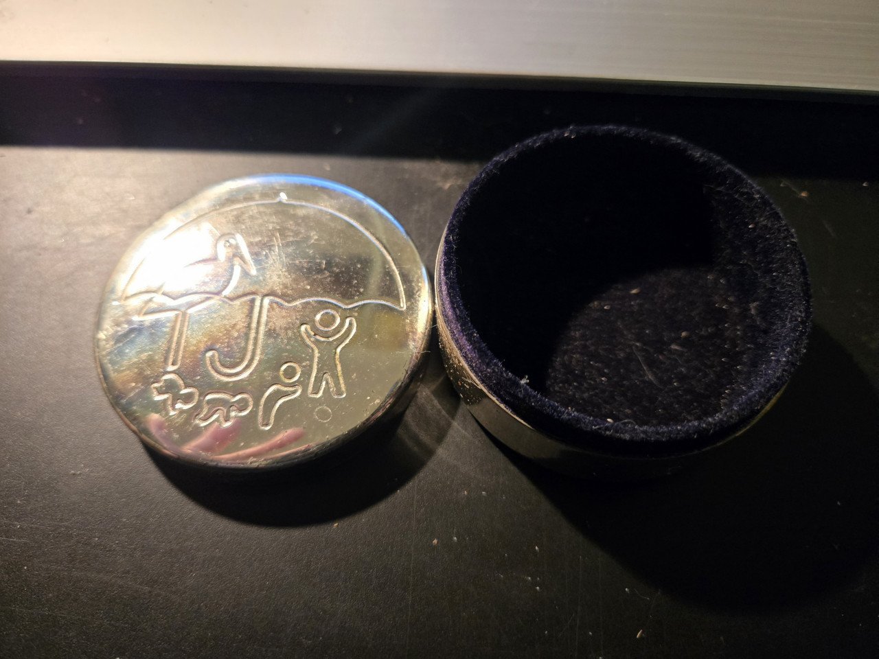 Rond tandendoosje met ooievaar 6x2.5 cm Bekleed met zwart vilt.