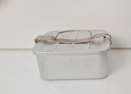 Vintage aluminium boterblik  Rechthoekig, voorzien van klem