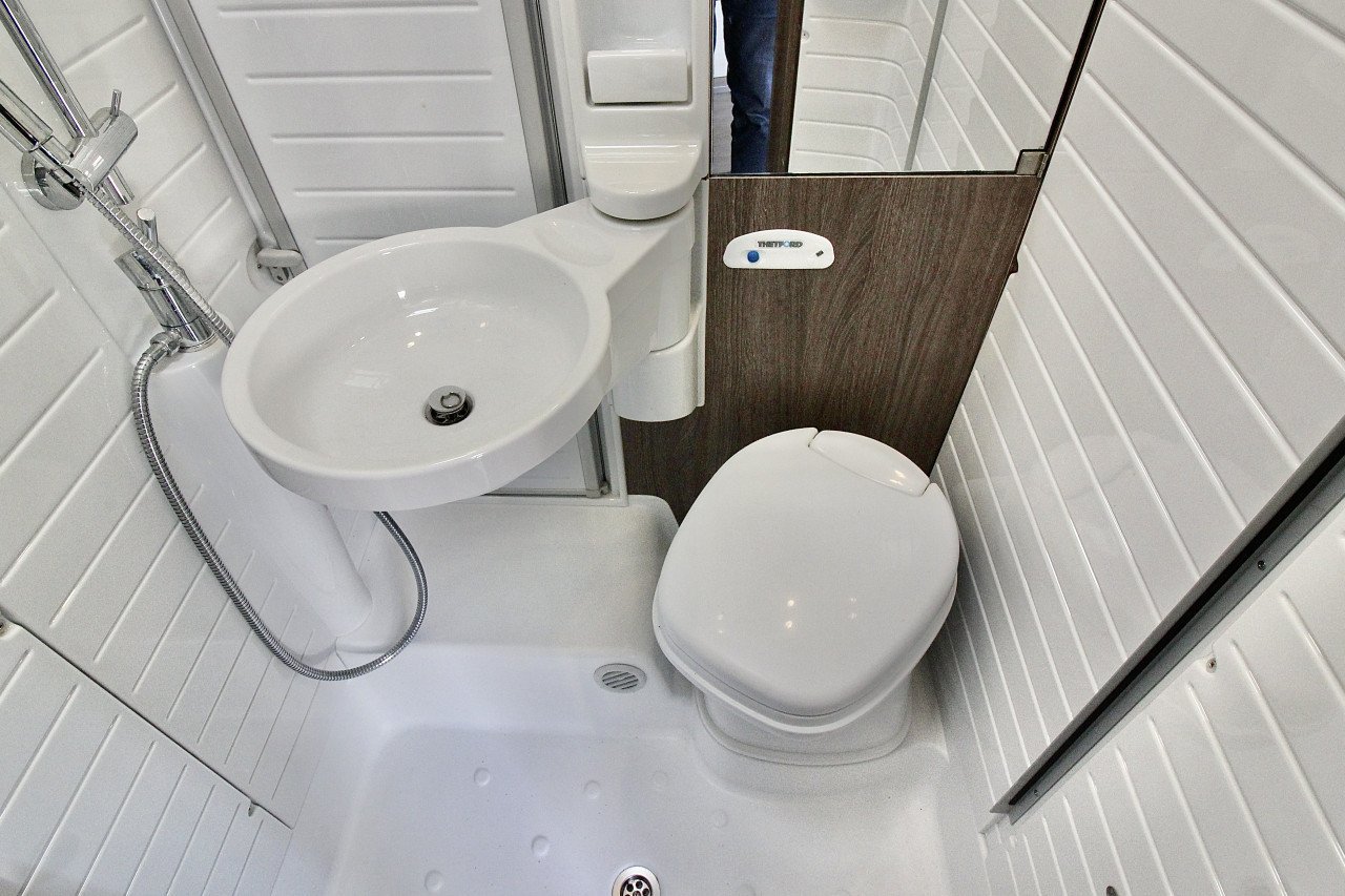 Bürstner Nexxo t690G(AUTOMAAT, Lengtebedden,Als nieuw!!!)