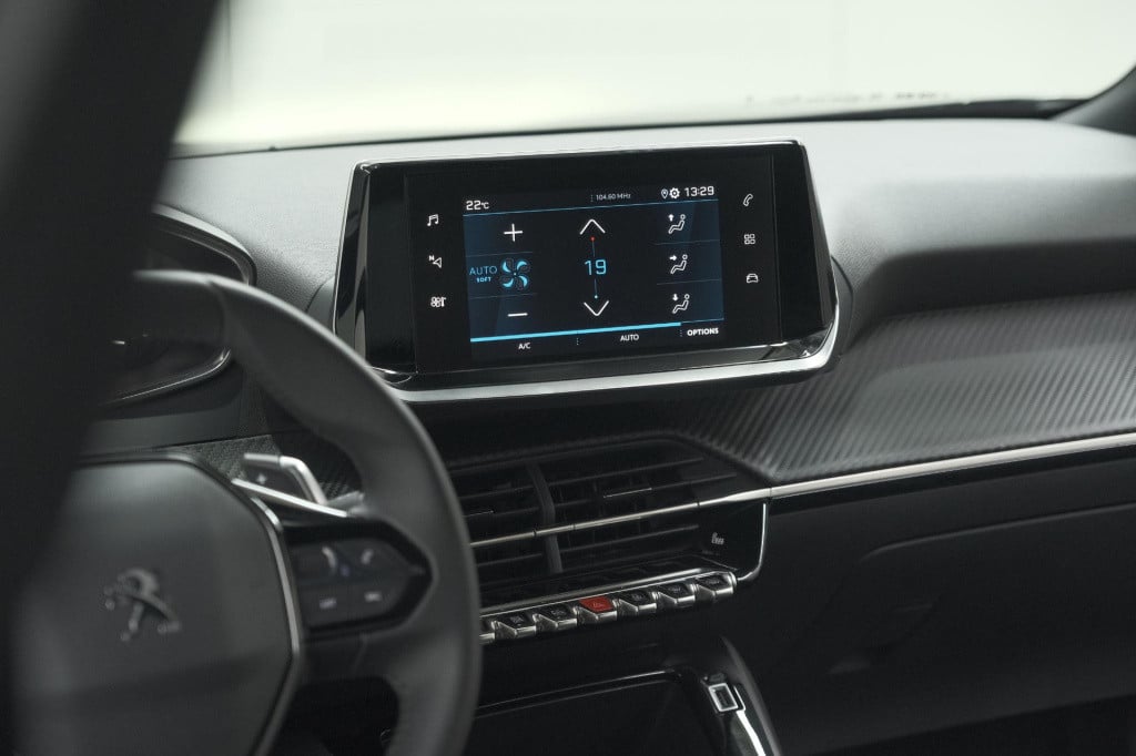 Peugeot 2008 puretech 130 eat8 active pack | parkeersensoren | apple carpla