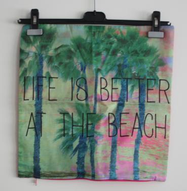 Kleurrijke kussenslop met test  life is better at the beach
