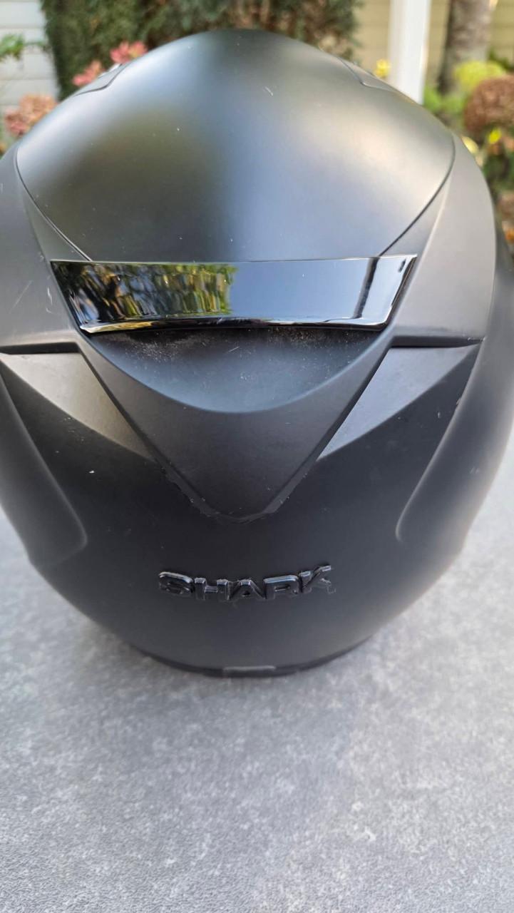 Matte, zwarte integraalhelm van het merk Shark.