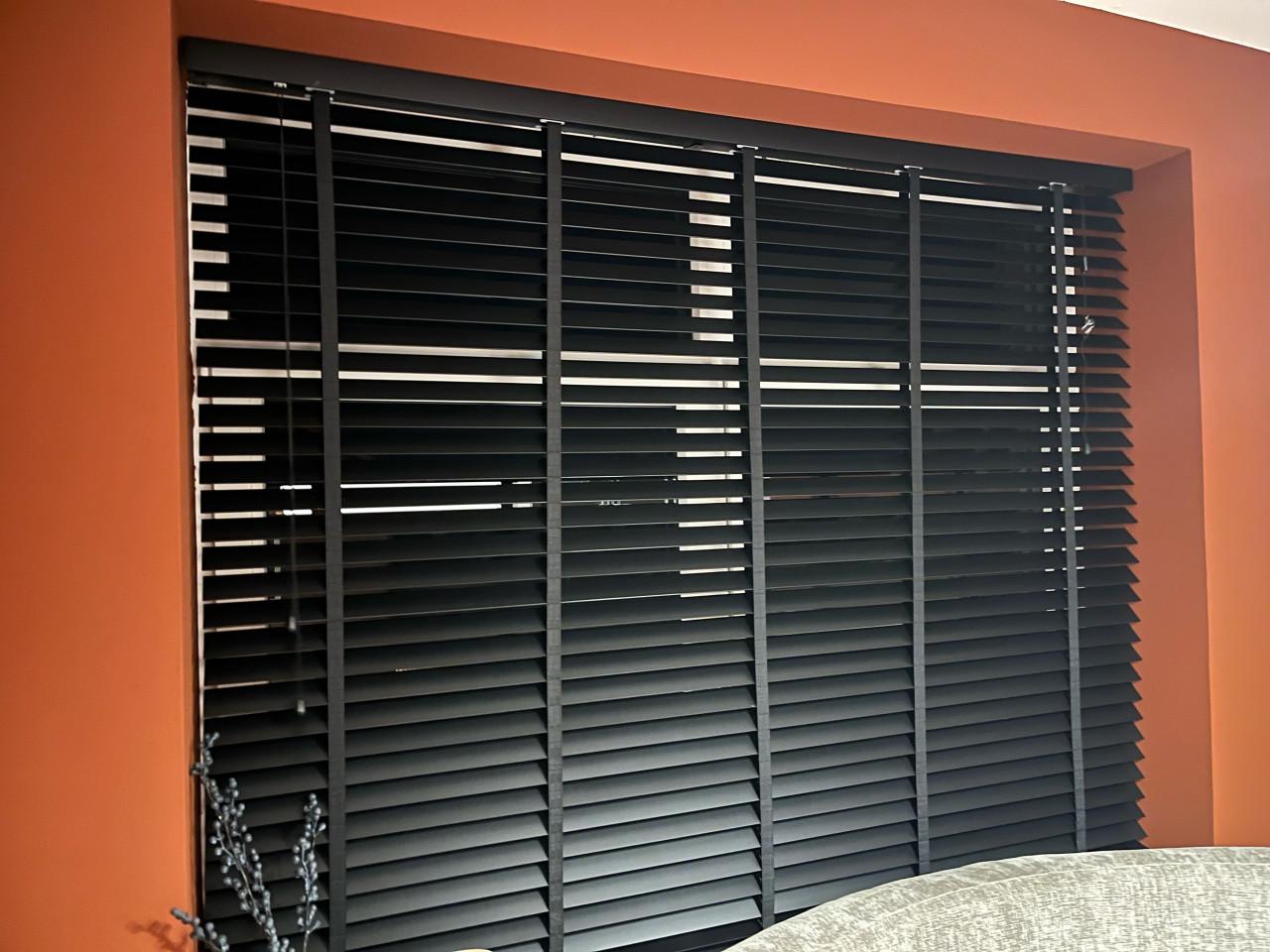 Nieuwe houten jaloezieën 2 stuks mat zwart