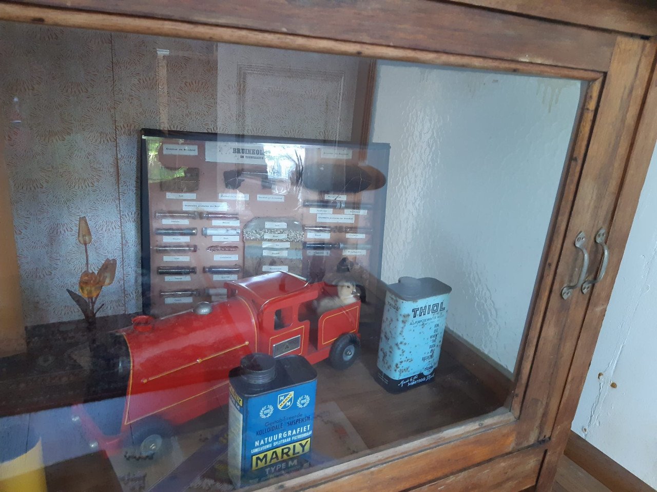 Vintage bijna antieke vitrine tafel