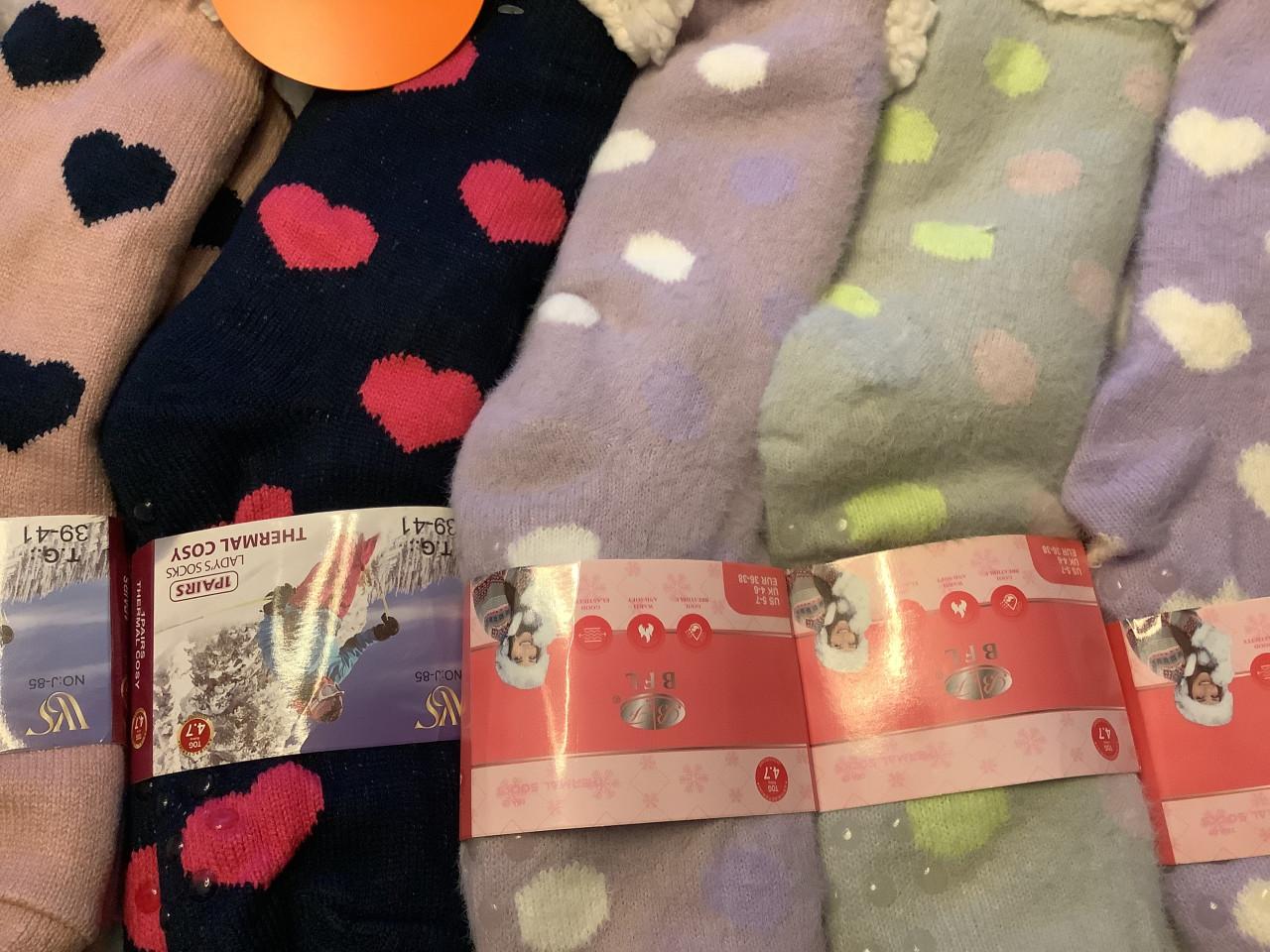 Partij warme dames fluffy huissokken met antislip. ( partij 10)