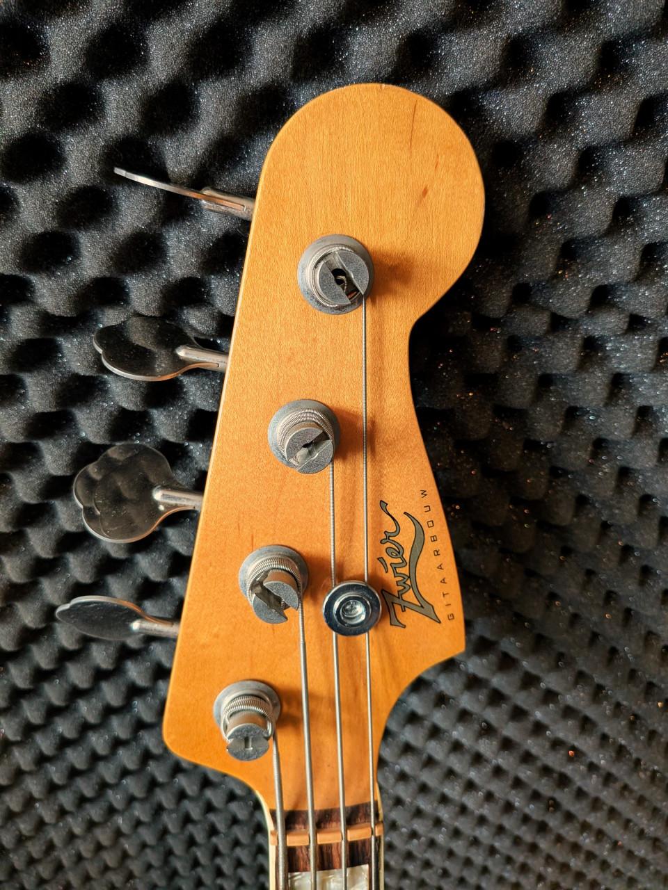 Professionele jazz-bass bouwer Sjak Zwier, gitaarbouwer in Vlissingen