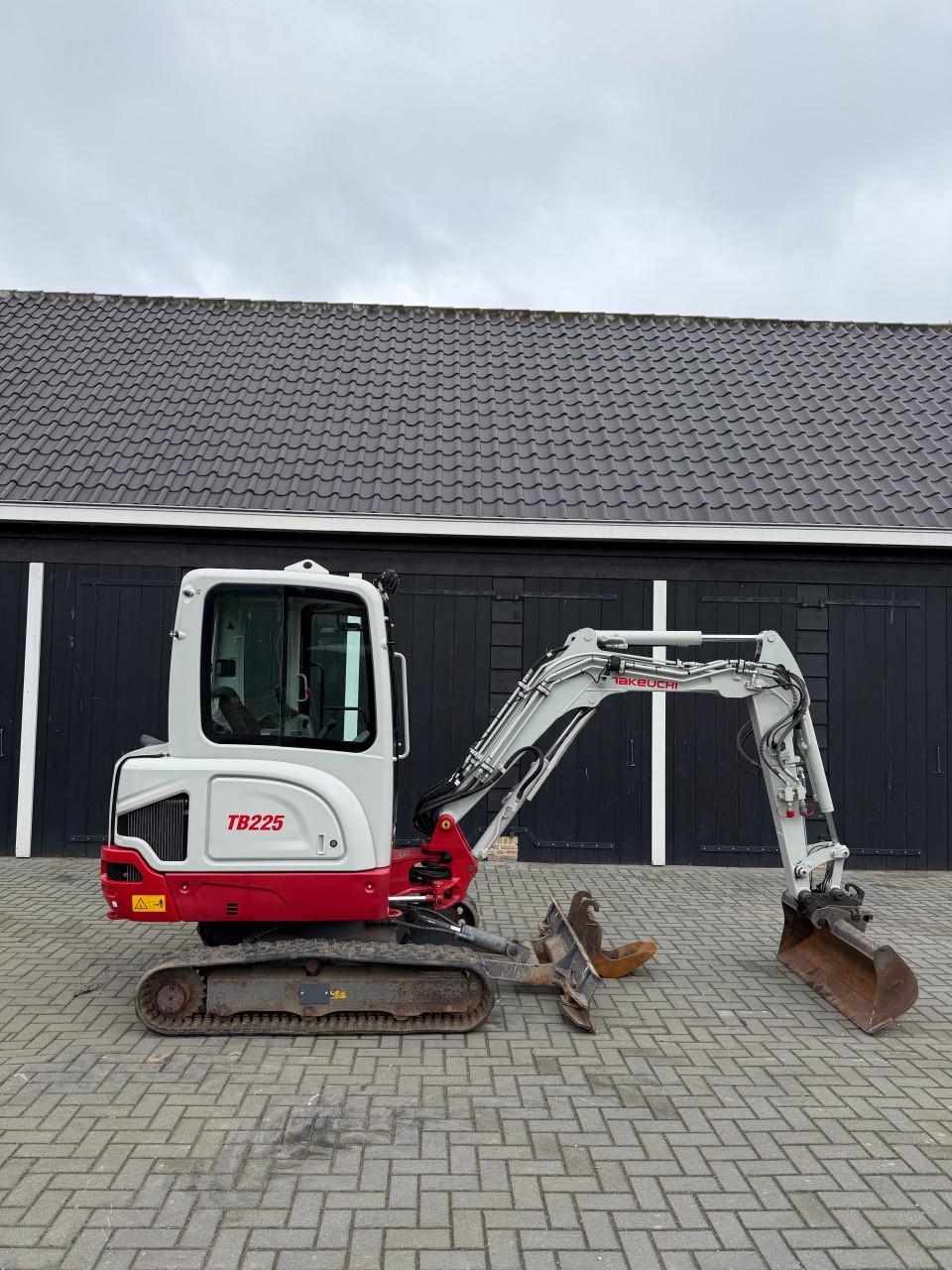 Takeuchi TB225