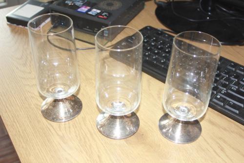 3 bierglazen op verzilverde voet