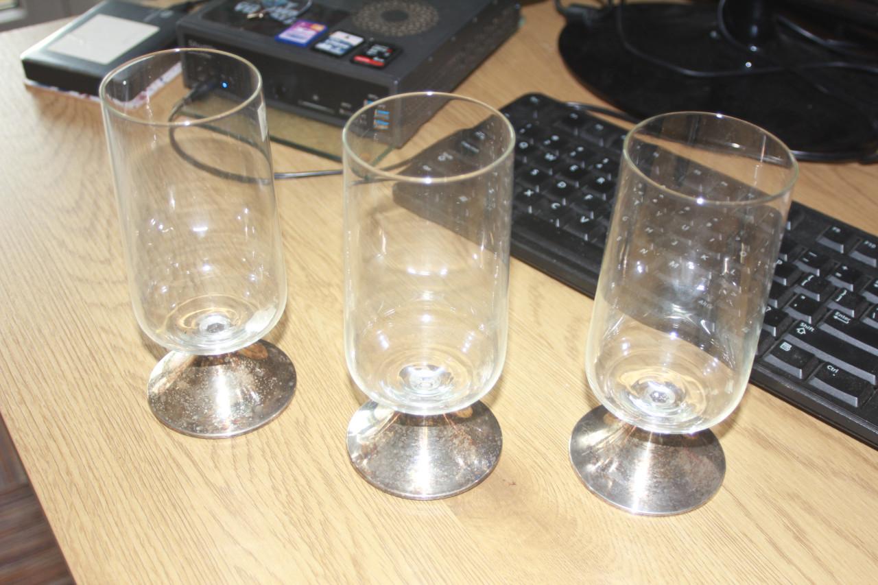 3 bierglazen op verzilverde voet