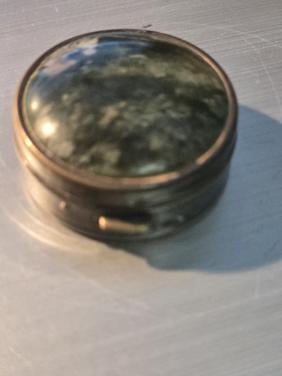 Antieke ronde zilveren snuifdoos Ø 3.5cm voorzien van schildpad(steen)