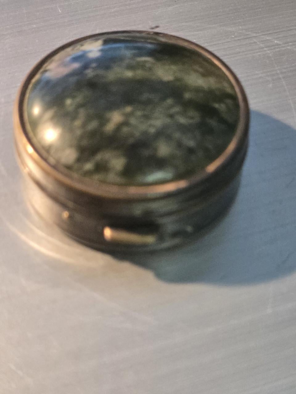 Antieke ronde zilveren snuifdoos Ø 3.5cm voorzien van schildpad(steen)
