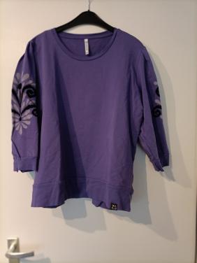 Leuke paarse trui met ¾ mouw en opdruk op de mouwen. Maat XXXL. Merk Zoso.