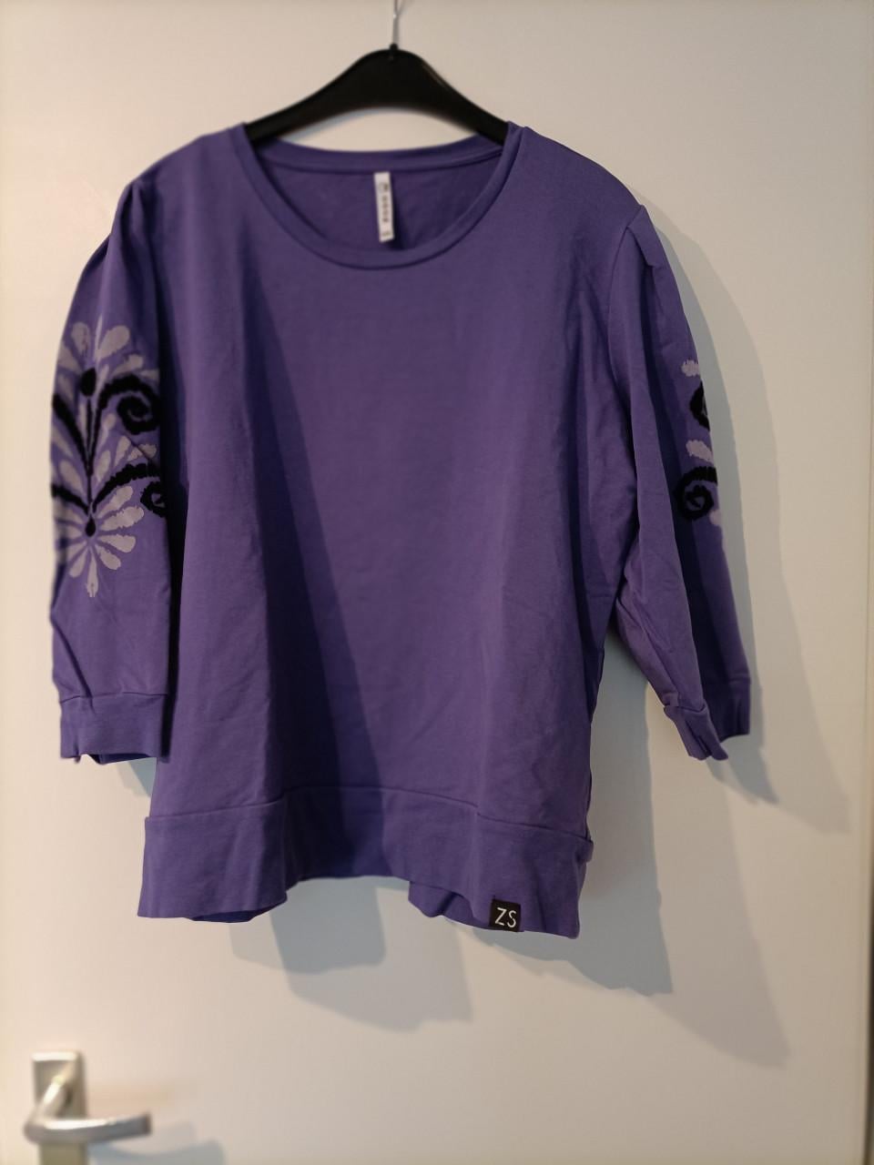 Leuke paarse trui met ¾ mouw en opdruk op de mouwen. Maat XXXL. Merk Zoso.