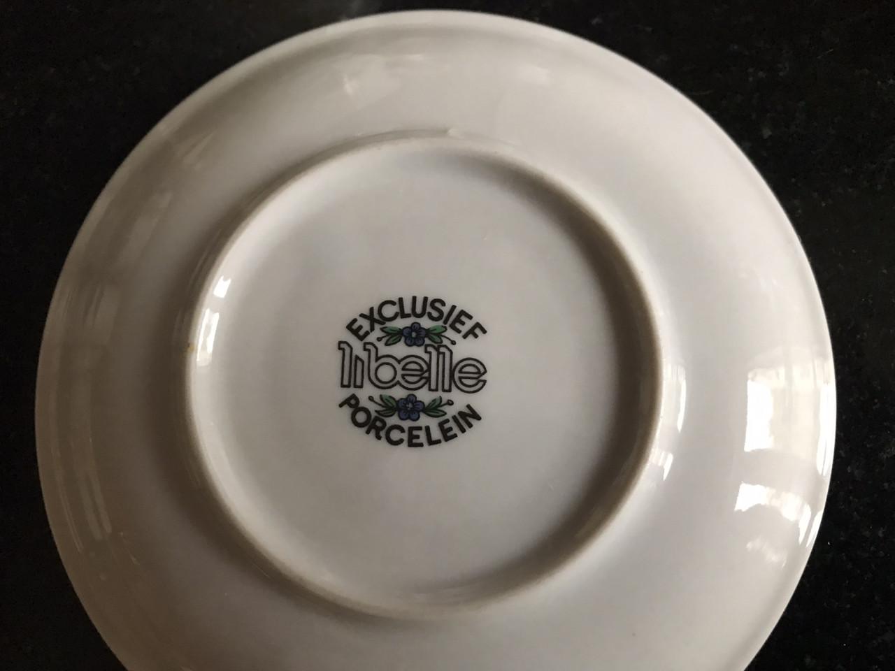 Kop en schotels bloemen Libelle