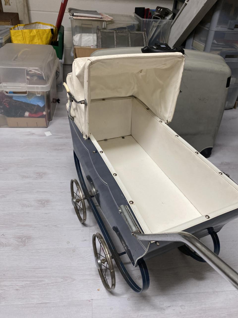 Oude poppenwagen retro