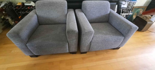 Twee moderne fauteuils