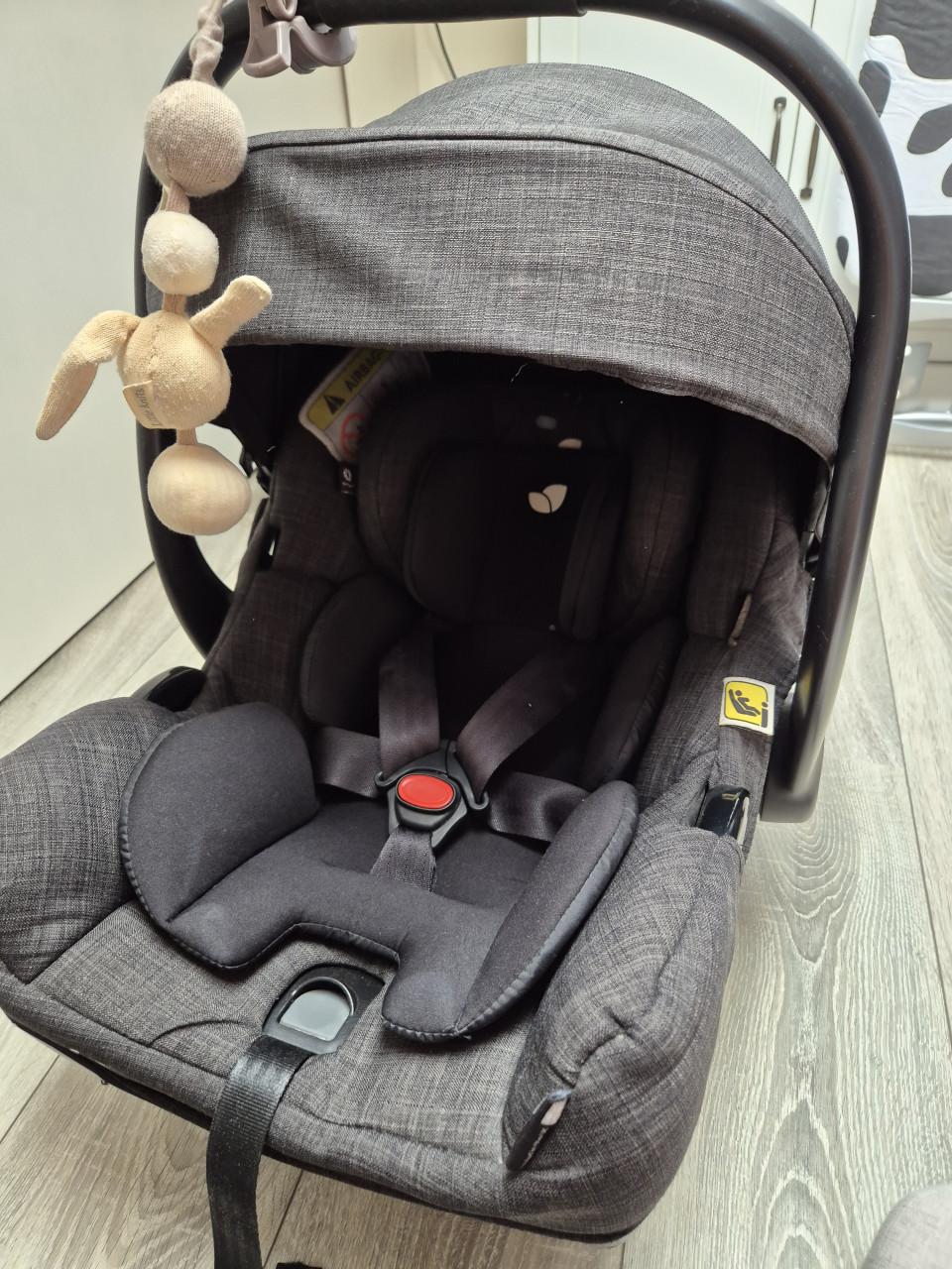 Baby maxi cosi (auto)stoel van Joie + 2 bases voor in de auto('s)