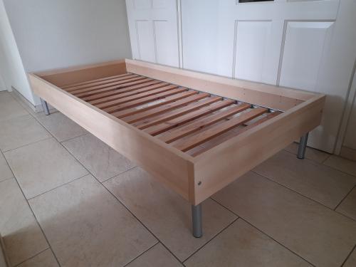 1 persoon bed 90 x 200 (in goede staat )
